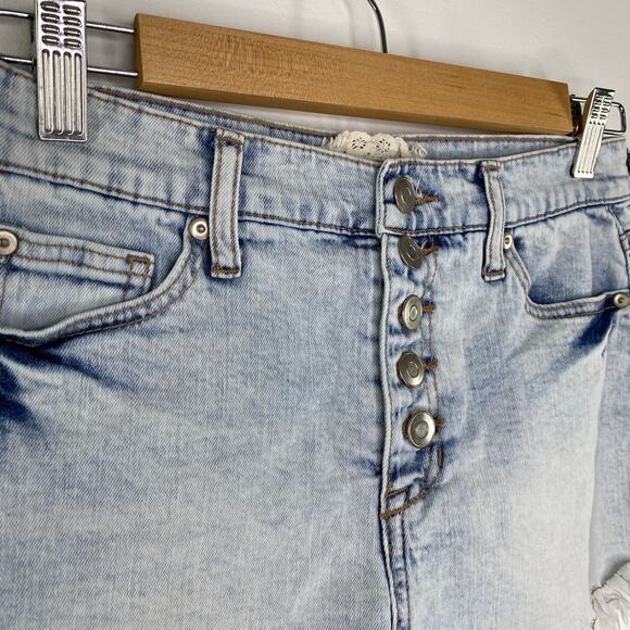 Altar'd State Light Wash Blue Denim Button Fly Fringe Shorts Women's Size 26/3 - Picture 4 of 7